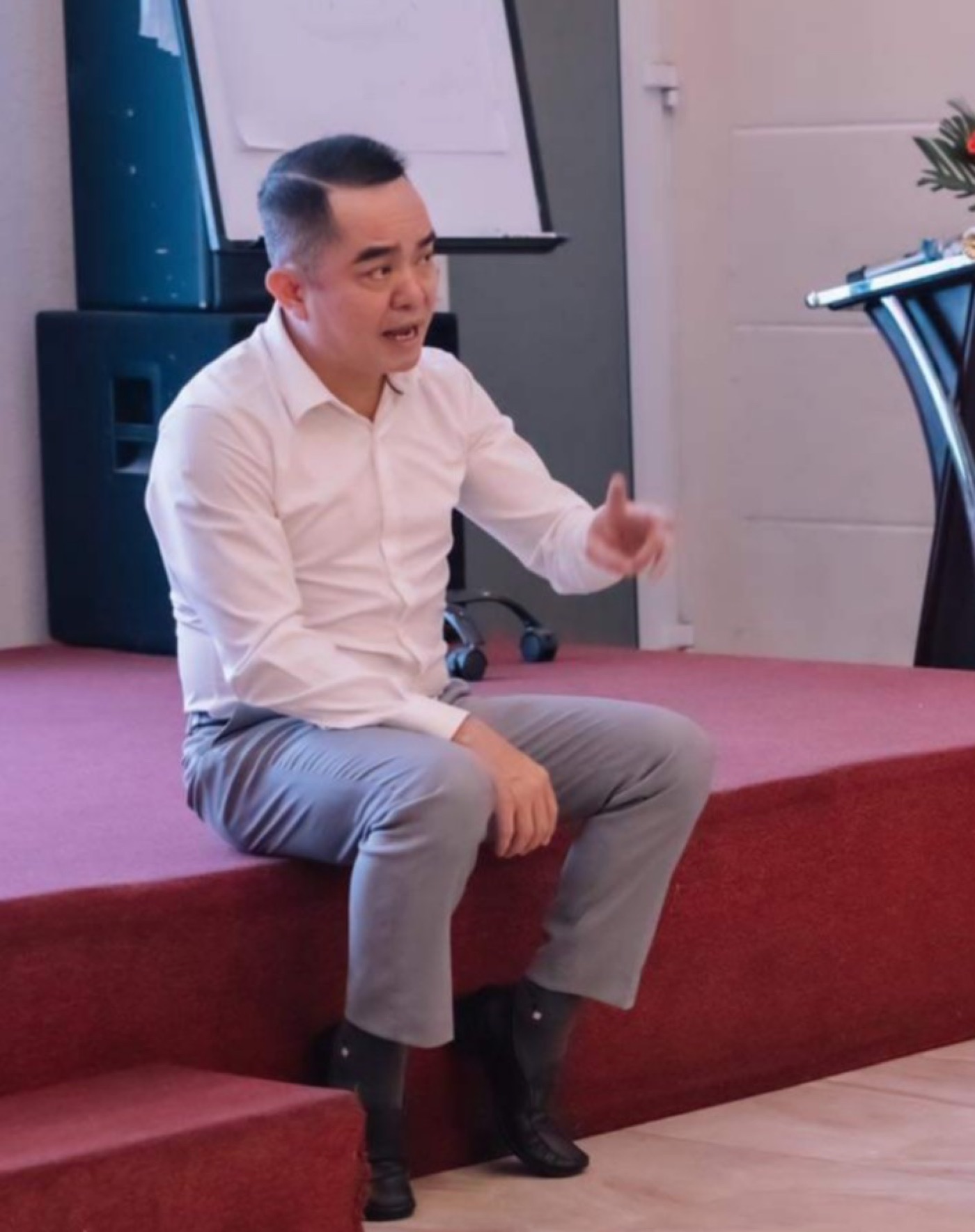 Dr. How chia sẻ trong chương trình đào tạo